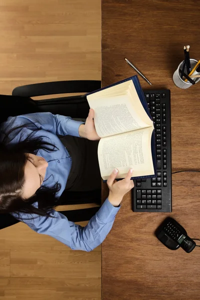 Femme travaillant au bureau prise de vue d'en haut — Photo