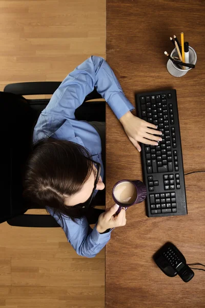 Mujer trabajando en escritorio disparo desde arriba —  Fotos de Stock