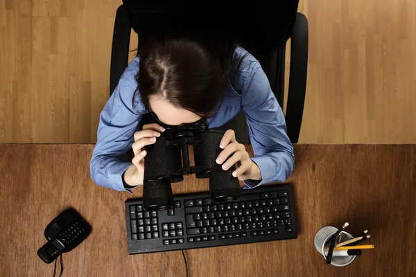 Mujer trabajando en escritorio disparo desde arriba — Foto de Stock