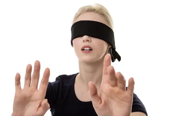 Mujer con los ojos vendados no puede ver —  Fotos de Stock