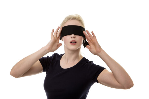 женщина с завязанными глазами не может видеть
