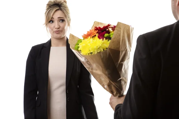 Tar emot blommor från en kille — Stockfoto