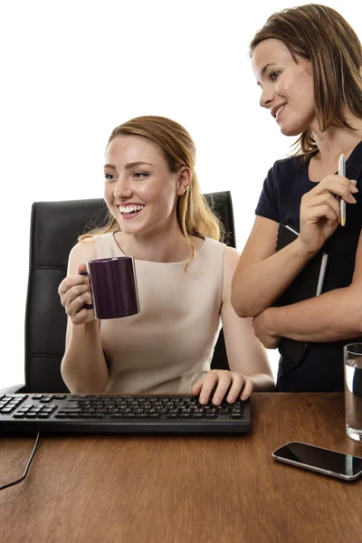 Frauen arbeiten zusammen — Stockfoto