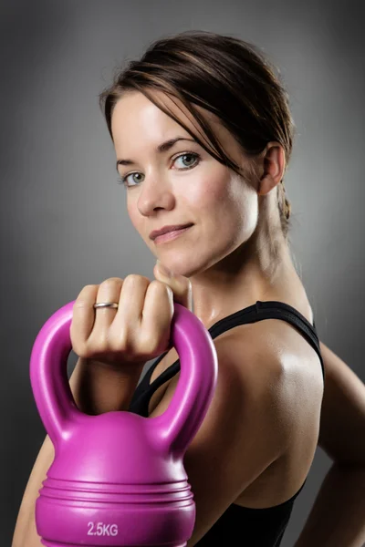 Mulher fitness fazendo um treino — Fotografia de Stock