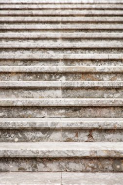 Uzun bir mermer merdiven uçuşu, aşınmış yüzeyler ve gri damarlar. Yıpranmış basamaklar zamansız bir mimari his yaratıyor, miras, seyahat ya da iç tasarım bağlamları için harika..