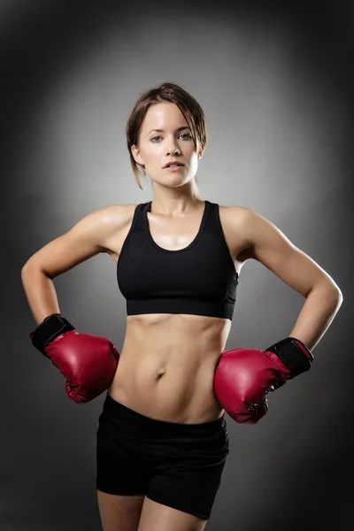 Mujer boxeo ajuste —  Fotos de Stock