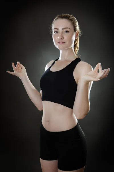 Mujer en pose de yoga —  Fotos de Stock