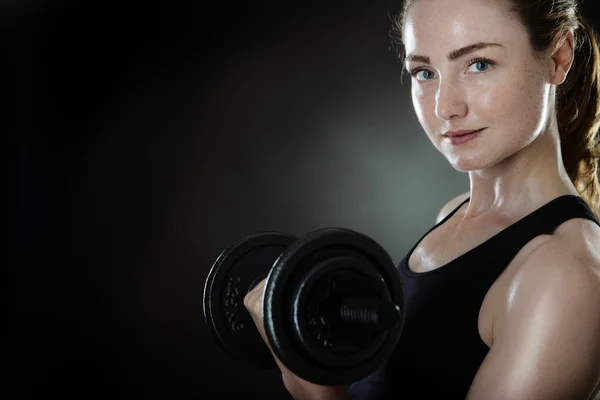 Junge Fitness-Frau — Stockfoto