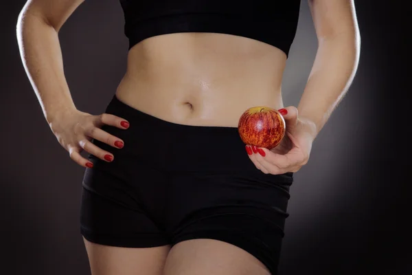 Enano de mujer sosteniendo una manzana — Foto de Stock