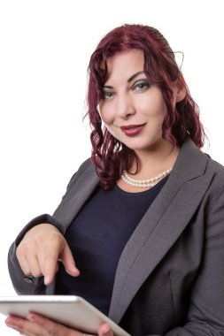 Tablet bilgisayar arıyorum tutan kadın memnun