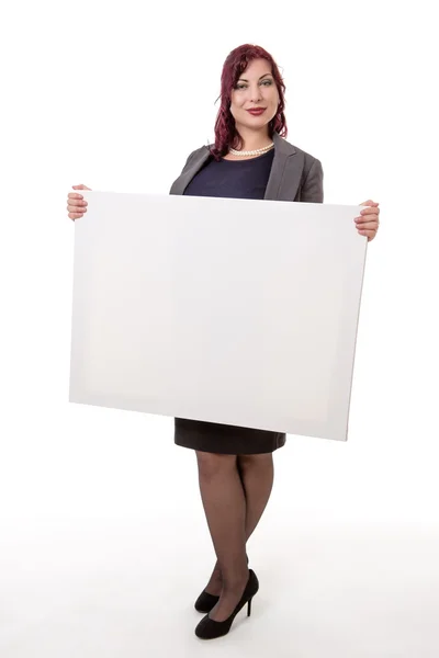 Mujer sonriente sosteniendo tarjeta en blanco —  Fotos de Stock