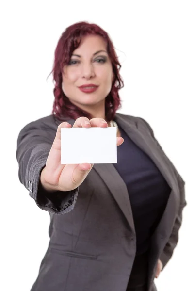 Affärskvinna som innehar ett tomt visitkort. — Stockfoto