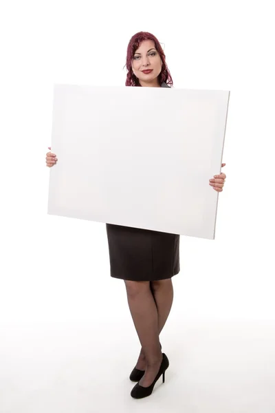 Femme souriante tenant une carte blanche — Photo