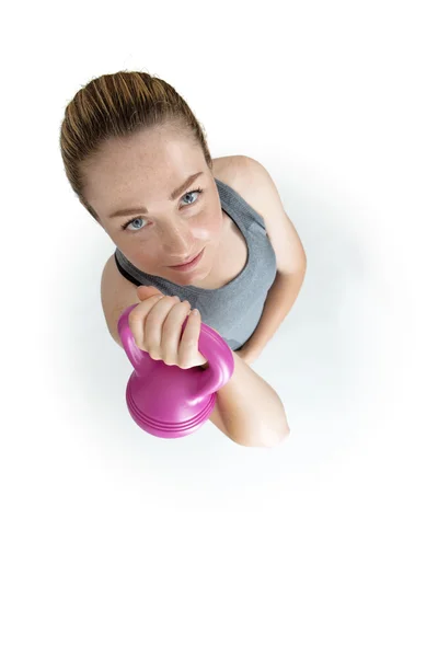 Kobiet fitness ćwiczenia Krzyś z kettlebell w studio. — Zdjęcie stockowe