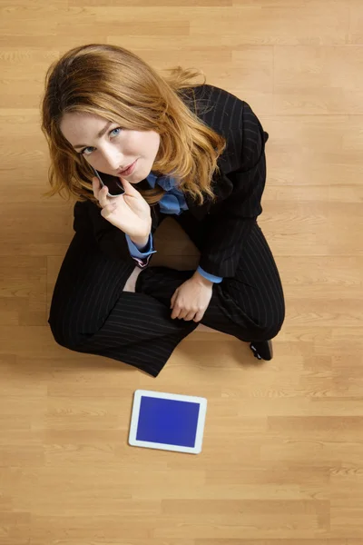 Vrouw op houten vloer — Stockfoto