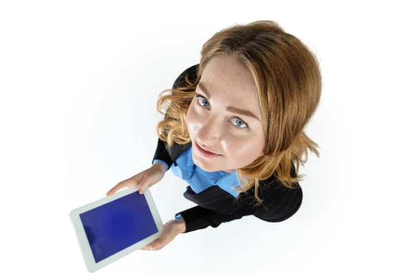 Tablet bilgisayarlı kadın — Stok fotoğraf