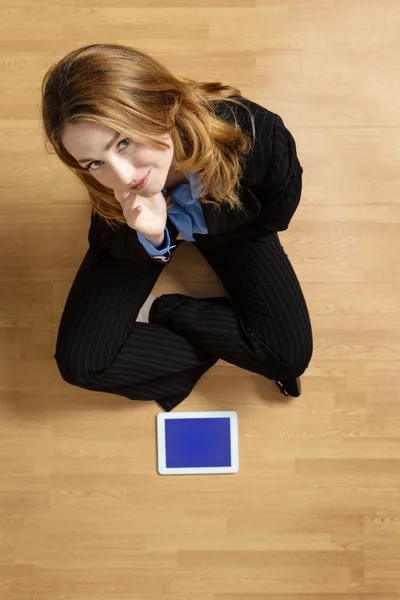 Žena na dřevěnou podlahu — Stock fotografie