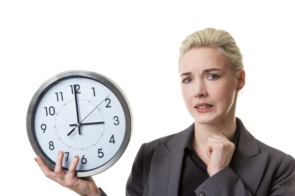 Frau hält Uhr — Stockfoto