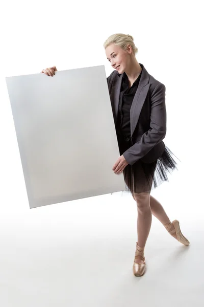 Танцовщица с табличкой — стоковое фото