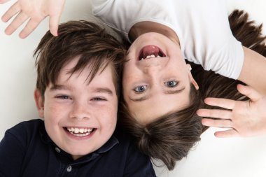 arsız yüzler çekerek