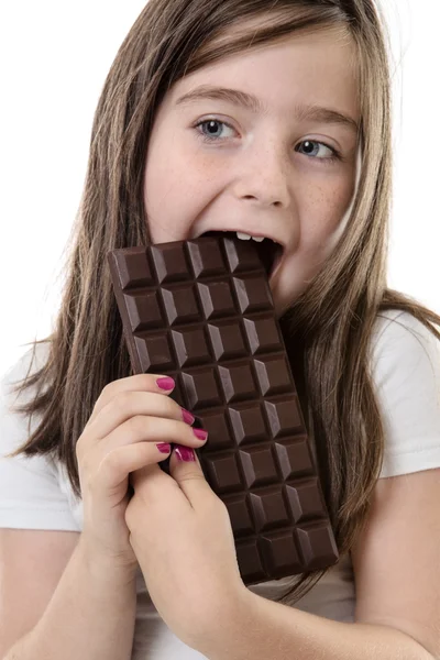 Το κοριτσάκι τρώει σοκολάτα. — Φωτογραφία Αρχείου