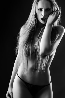 Kameraya bakarak üstsüz kadın