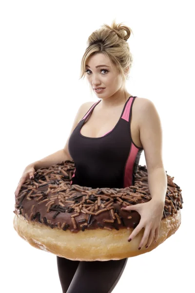 Μεγάλο ντόνατ γύρω από γυναίκα — Φωτογραφία Αρχείου