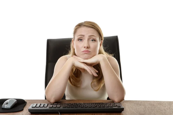 Mujer de negocios sentada en el escritorio —  Fotos de Stock