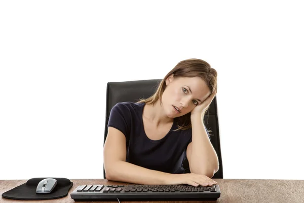 Mujer de negocios sentada en el escritorio — Foto de Stock