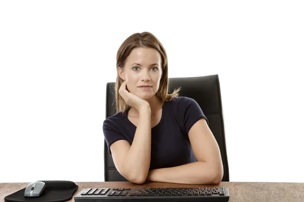 Mujer de negocios sentada en el escritorio — Foto de Stock