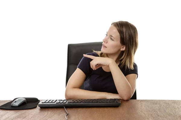 Mujer de negocios sentada en el escritorio — Foto de Stock