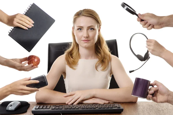 Geschäftsfrau sitzt am Schreibtisch — Stockfoto