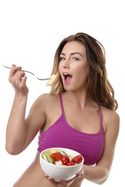 Güzel esmer yeme meyve salatası