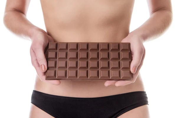 Mulher magra segurando uma barra de chocolate — Fotografia de Stock