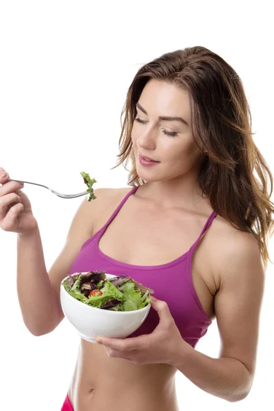 Jeune femme saine mangeant de la salade verte — Photo