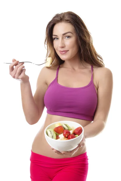 Linda morena comendo salada de frutas — Fotografia de Stock