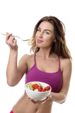 Güzel esmer yeme meyve salatası