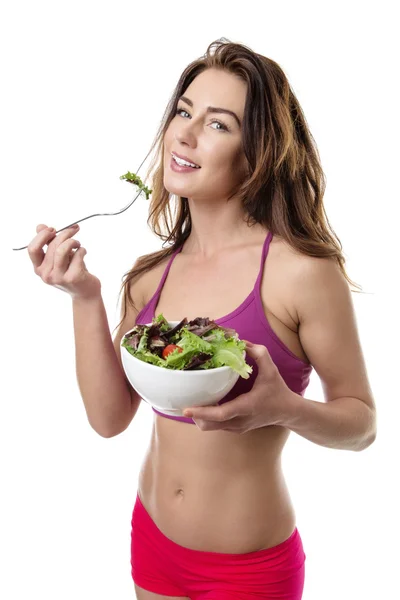 Здорова молода жінка їсть зелений салат — стокове фото