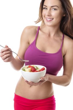 Güzel esmer yeme meyve salatası