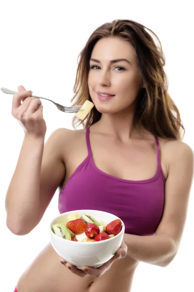 Linda morena comendo salada de frutas — Fotografia de Stock