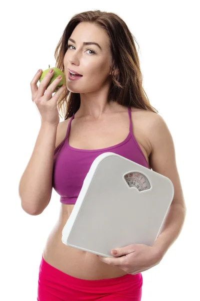 Femme en bonne santé avec une pomme et des écailles . — Photo