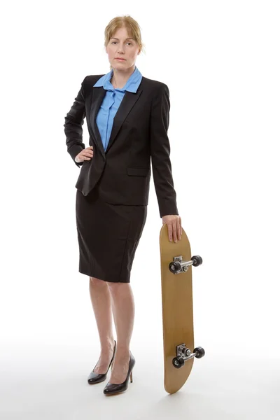 Buisness donna con skateboard — Foto Stock