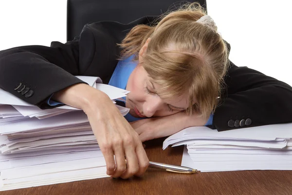 Yorgun iş kadını masada yatıyor — Stok fotoğraf