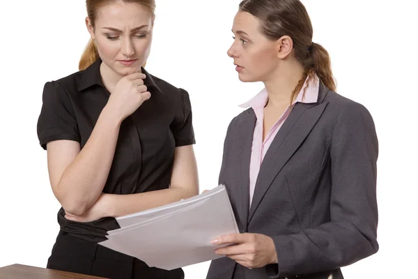 Due donne d'affari che discutono documenti — Foto Stock