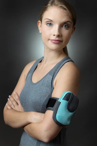 Modelo de fitness com braçadeira — Fotografia de Stock
