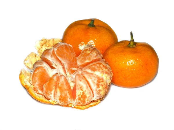 Три оранжевых мандарина выделены на белом фоне — стоковое фото