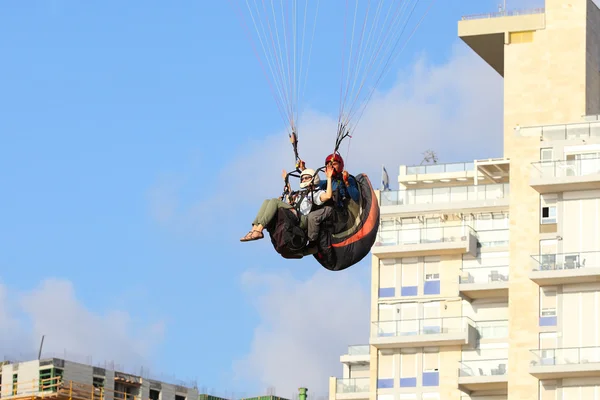 Gleitschirmfliegen am mediterranen Himmel — Stockfoto