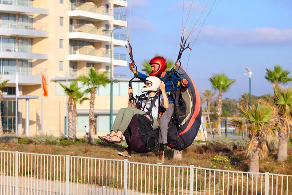 Muž a žena, paragliding — Stock fotografie