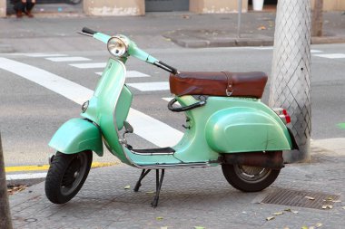 Reen Vespa Barcelona eski sokakta park edilmiş