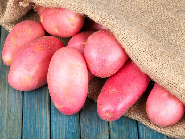 Rote Kartoffeln im Kletterbeutel — Stockfoto